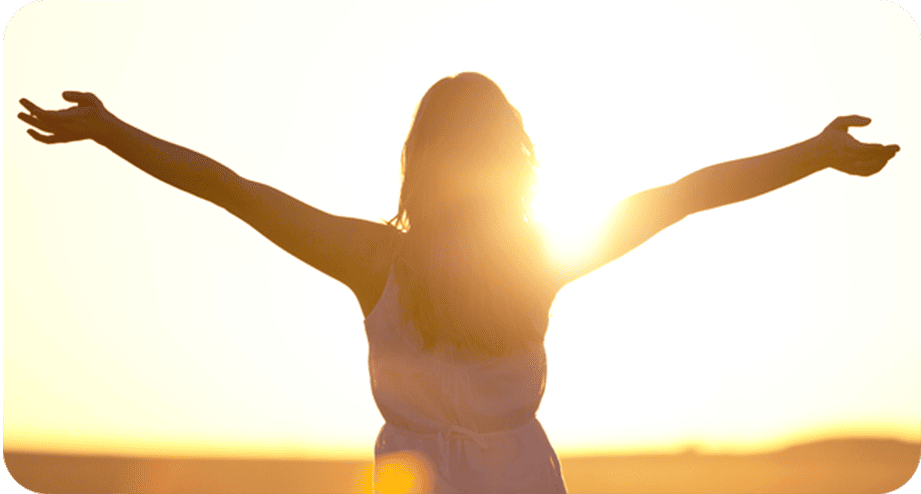 Mulher recomeçando sua vida com liberdade e bem-estar