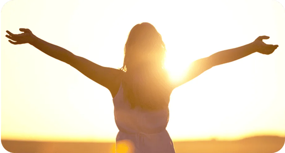 Mulher recomeçando sua vida com liberdade e bem-estar